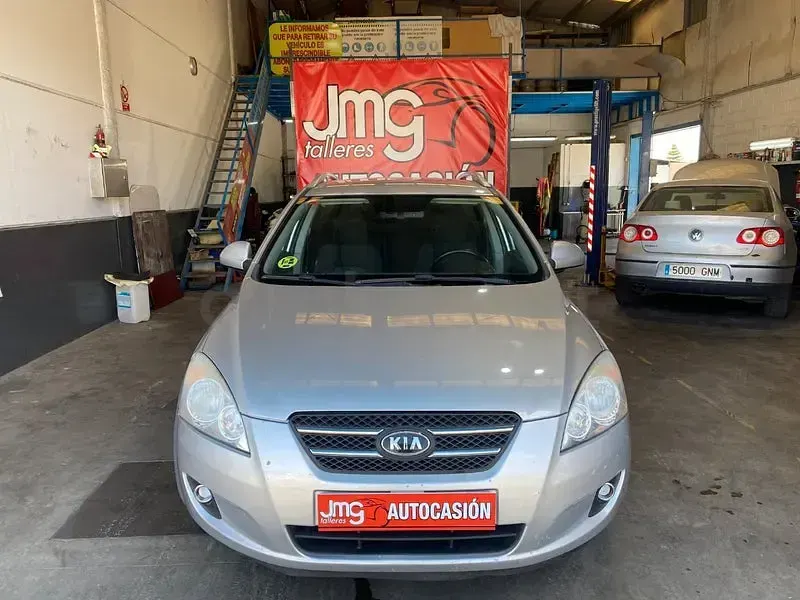 Usado Kia Ceed 115 CV (84 kW) 2008 Gris / plata Utilitario