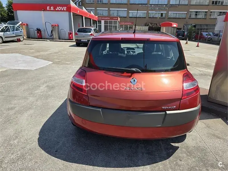 Usado Renault Mégane II Dynamique 115 CV (84 kW) 2006 Granate Berlina