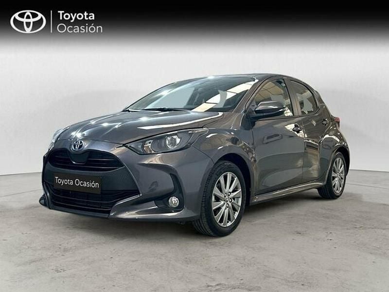 Gris Usado 2024 Toyota Yaris Hybrid Active | 21.950 € (Precio justo) - Imagen 1/4