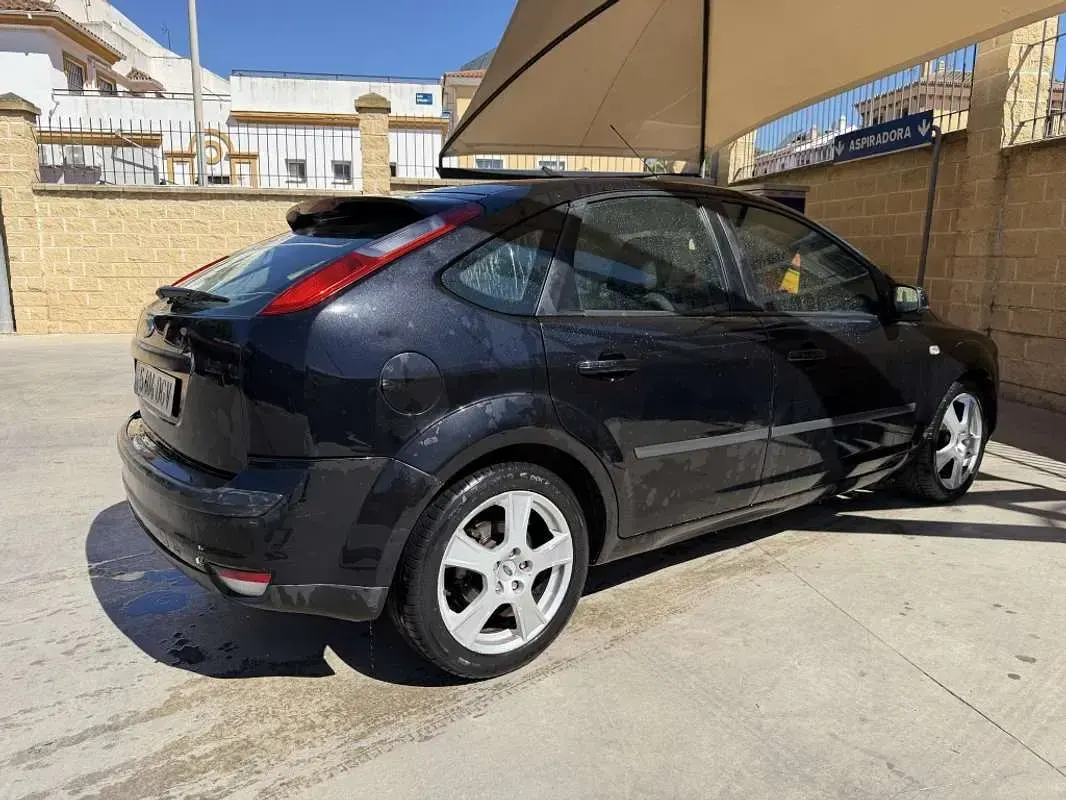 Usado Ford Focus Trend 109 CV (80 kW) 2005 Negro Utilitario
