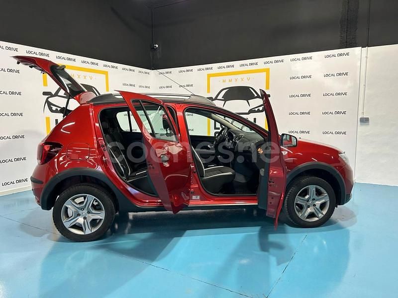 Usado Dacia Sandero Comfort 90 CV (66 kW) 2018 Granate Berlina