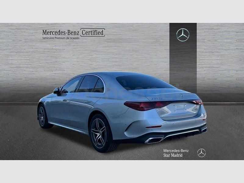 Usado Mercedes E220 197 CV (144 kW) 2025 Gris / plata Berlina