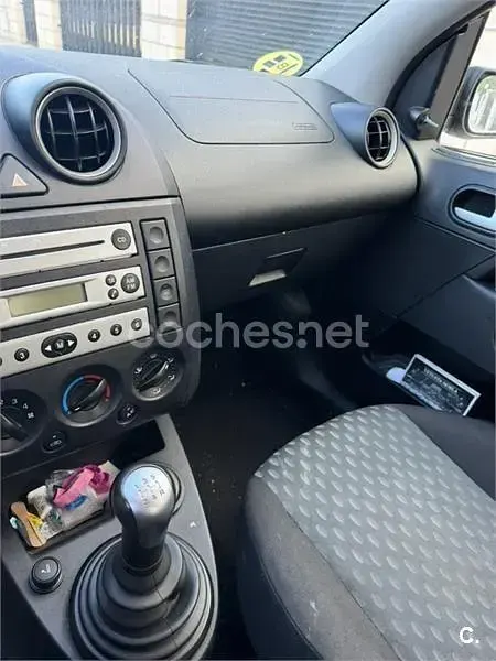 Usado Ford Fiesta Ghia 80 CV (58 kW) 2003 Gris / plata Utilitario