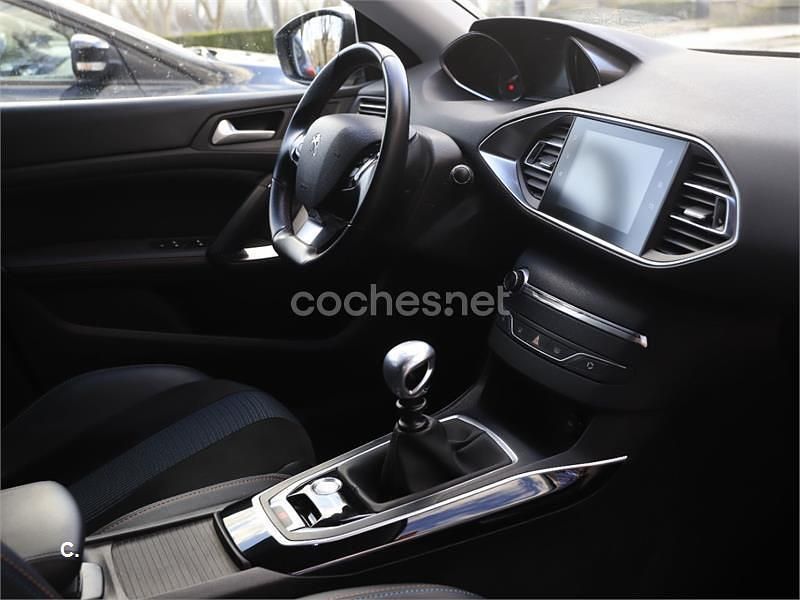 Usado Peugeot 308 130 CV (95 kW) 2019 Blanco Berlina