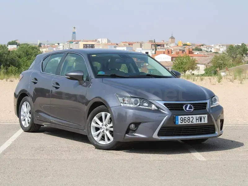 Usado Lexus CT200h Executive Line 136 CV (100 kW) 2014 Gris / plata Berlina