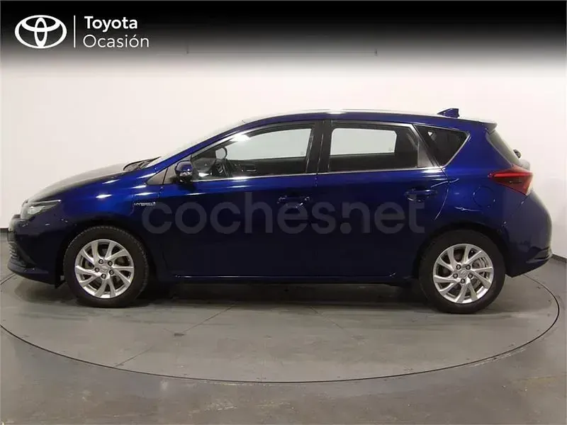 Usado Toyota Auris Hybrid Active 136 CV (100 kW) 2017 Azul Berlina