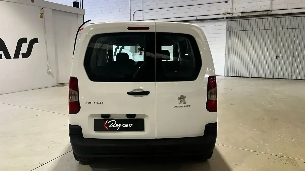Usado Peugeot Rifter Active 100 CV (73 kW) 2021 Blanco Monovolumen