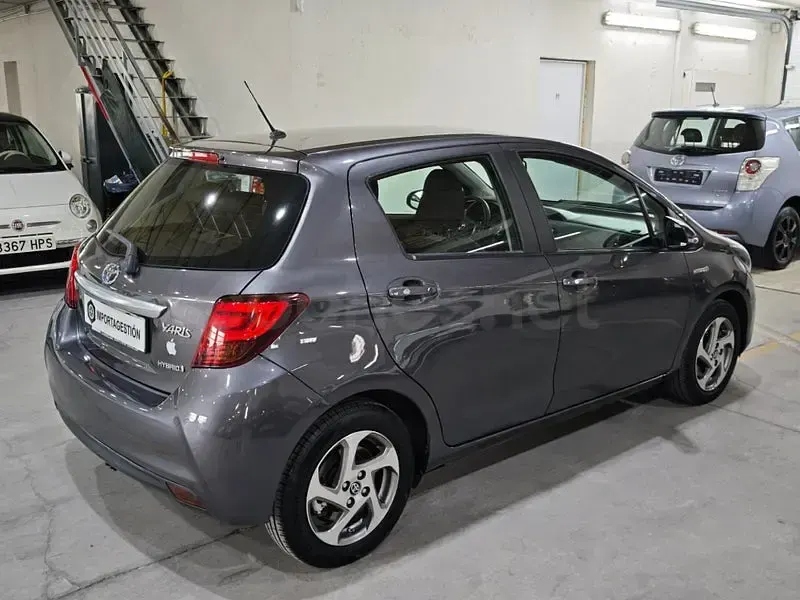 Usado Toyota Yaris Hybrid Active 100 CV (73 kW) 2014 Gris / plata Berlina
