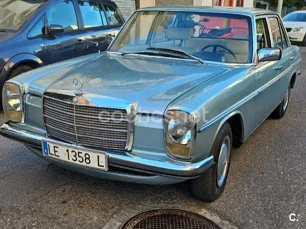 Usado Mercedes 200 75 CV (55 kW) 1982 Verde Berlina