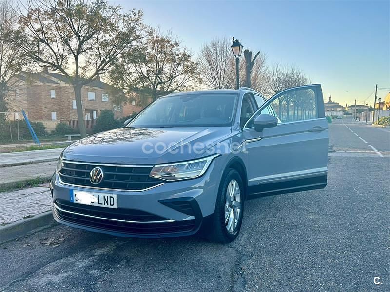 Gris / plata Usado 2021 VW Tiguan Life SUV | 22.100 € (Super precio) - Imagen 1/4