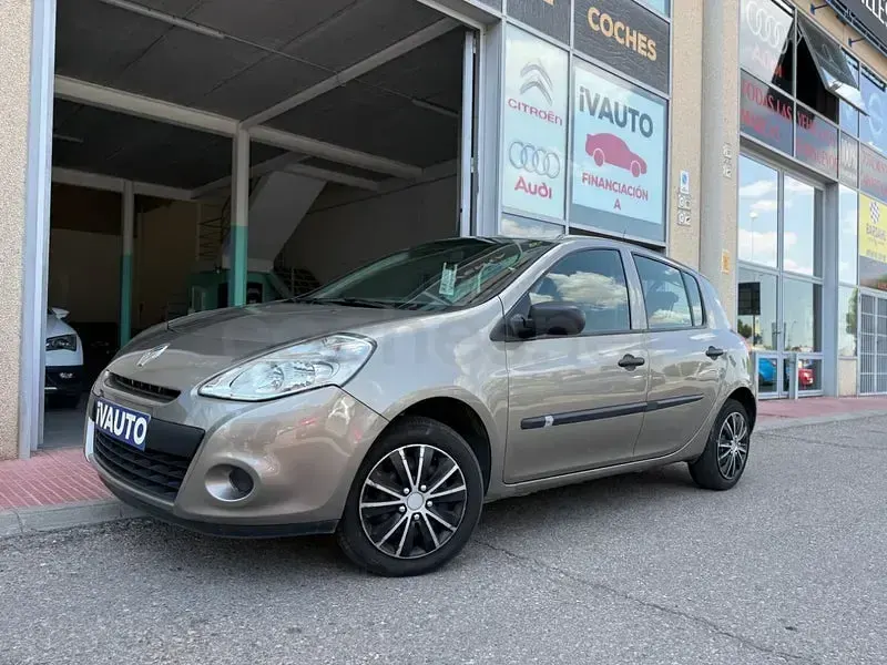 Usado Renault Clio III Collection 75 CV (55 kW) 2012 Beige Berlina