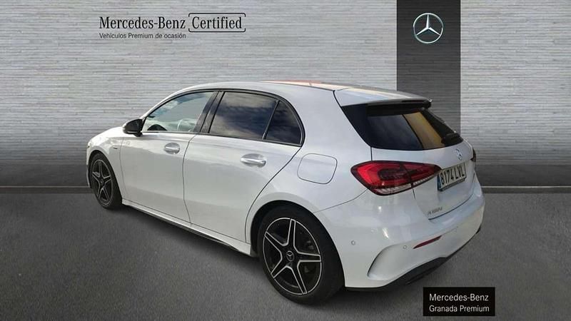 Usado Mercedes A180 AMG line 116 CV (85 kW) 2021 Blanco Berlina