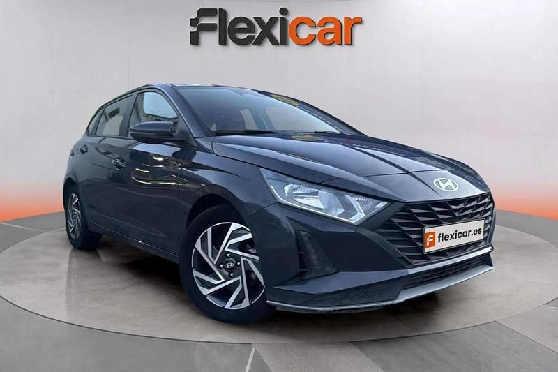 Gris Usado 2024 Hyundai i20 Berlina | 12.490 € (Super precio) - Imagen 1/4