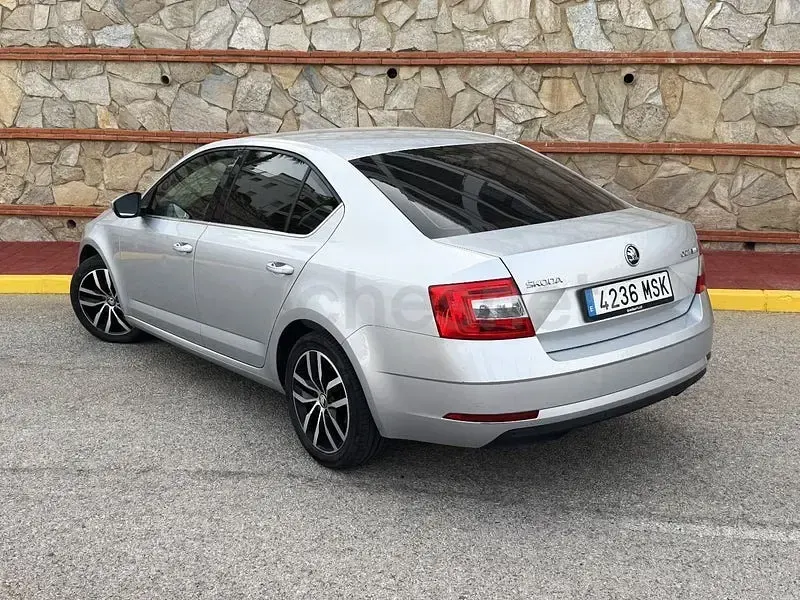 Usado Skoda Octavia Style 115 CV (84 kW) 2019 Gris / plata Berlina