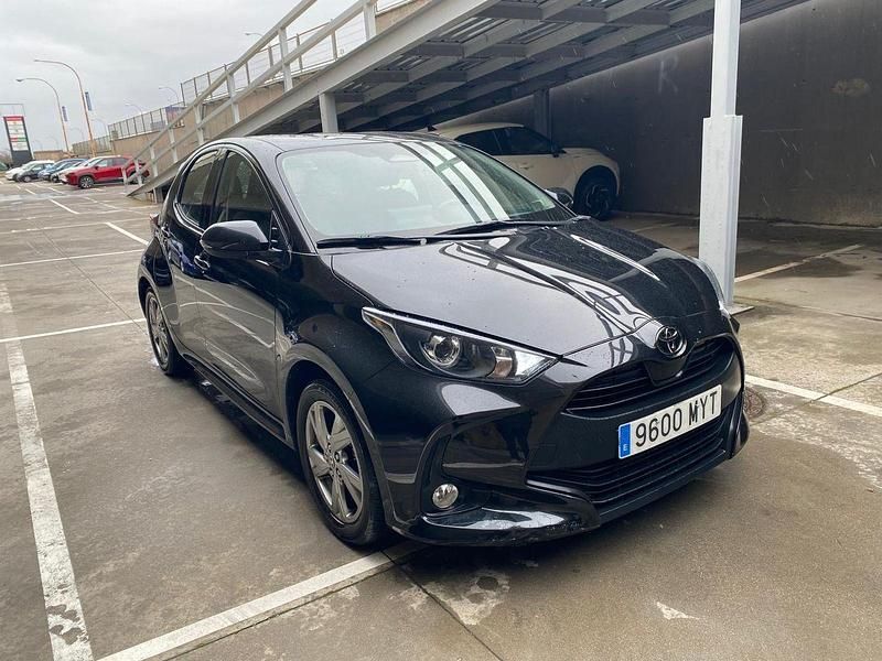 Usado Toyota Yaris Hybrid Active 116 CV (85 kW) 2025 Negro Berlina
