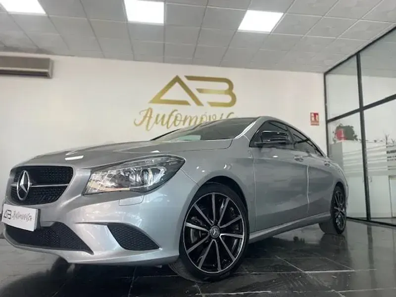 Usado Mercedes CLA200 136 CV (100 kW) 2015 Gris / plata Coupe
