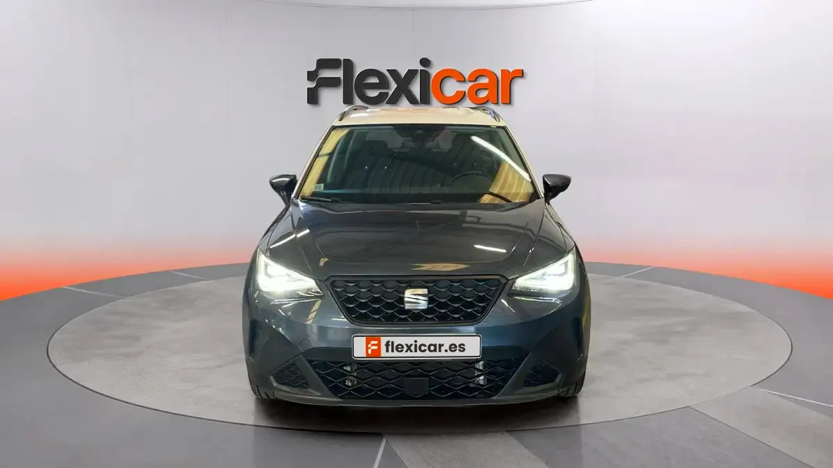 Usado Seat Arona Xperience 110 CV (80 kW) 2022 Gris SUV