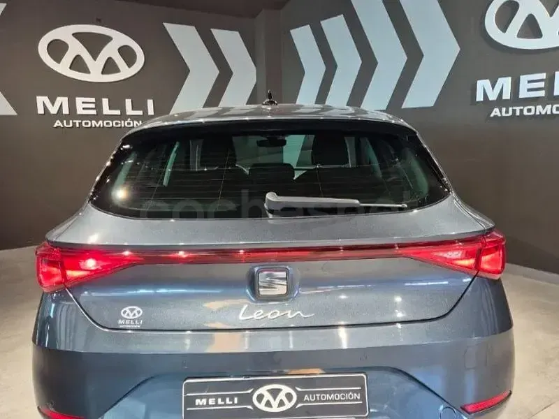 Usado Seat Leon Style 150 CV (110 kW) 2022 Negro Berlina