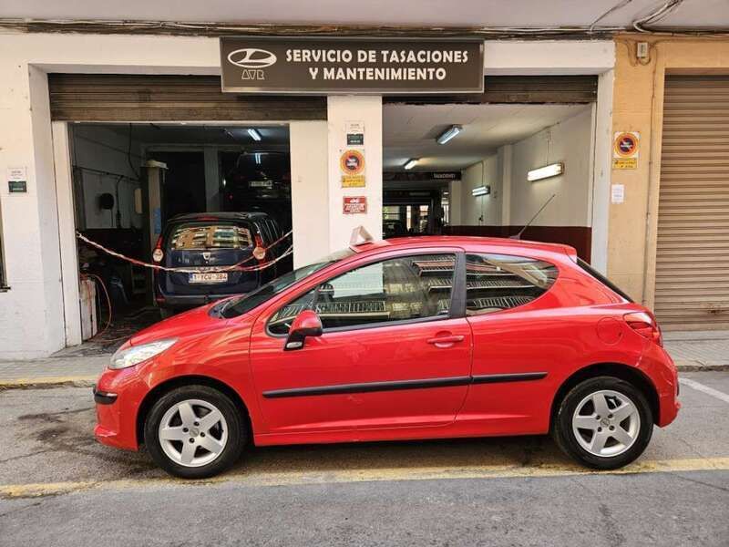 Rojo Usado 2009 Peugeot 207 Sport Utilitario | 3900 € (Buen precio) - Imagen 1/4