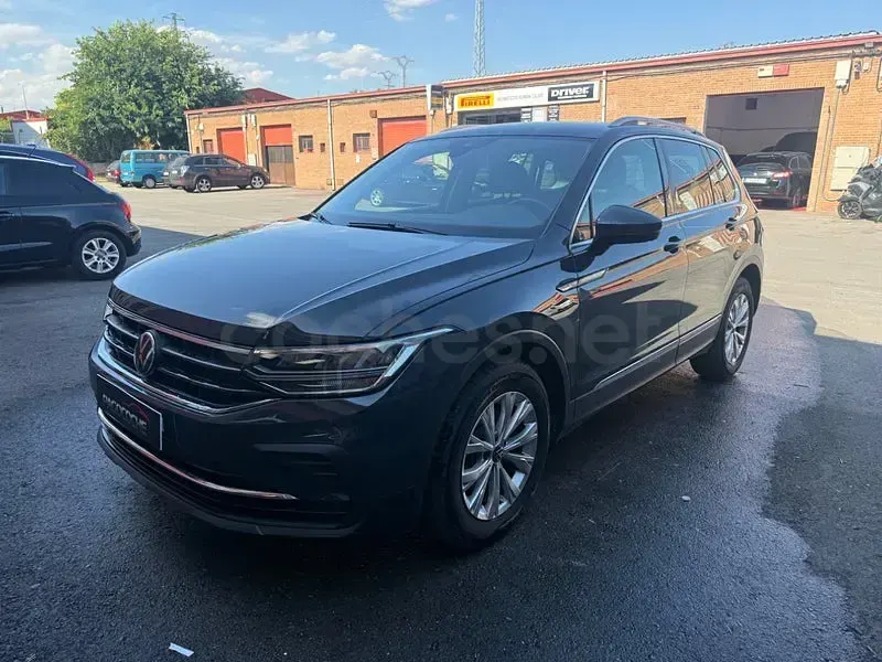 Usado VW Tiguan Life 150 CV (110 kW) 2024 Gris / plata SUV