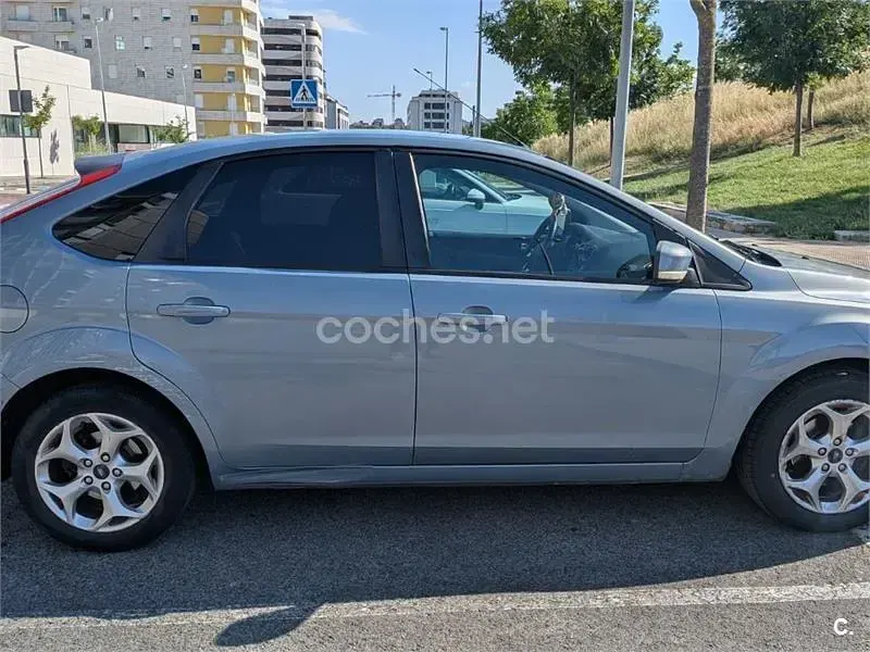Usado Ford Focus Trend 100 CV (73 kW) 2008 Gris / plata Berlina