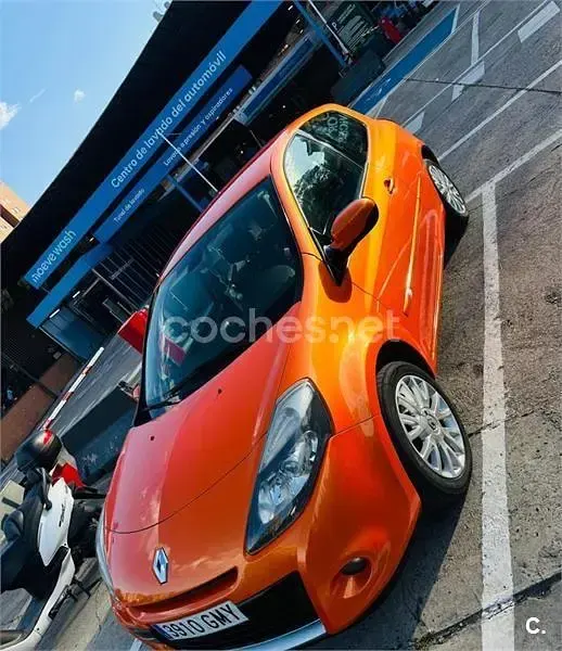 Usado Renault Clio II 85 CV (62 kW) 2009 Naranja Berlina