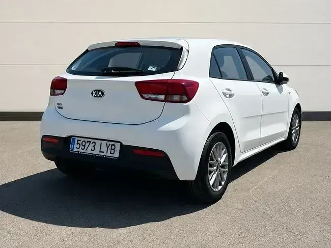 Usado Kia Rio 100 CV (73 kW) 2022 Blanco Berlina