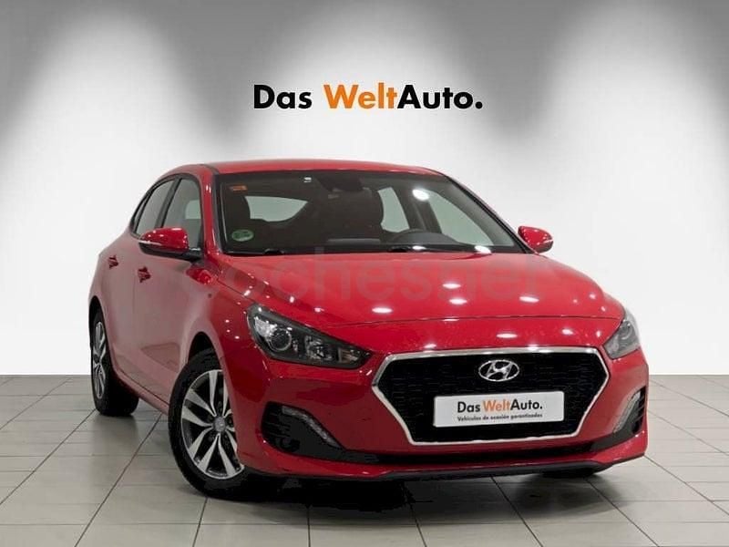 Usado Hyundai i30 120 CV (88 kW) 2019 Rojo Berlina
