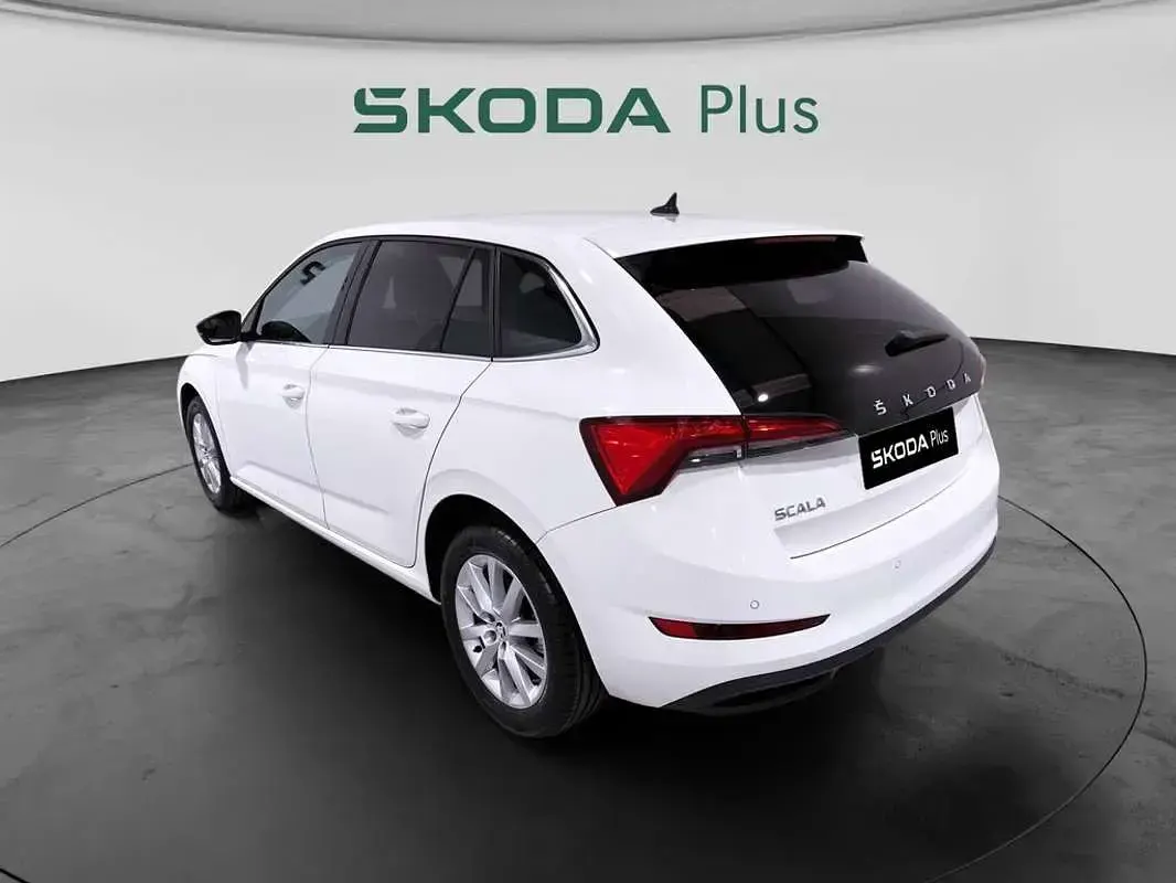 Usado Skoda Scala Style 116 CV (85 kW) 2021 Blanco Utilitario