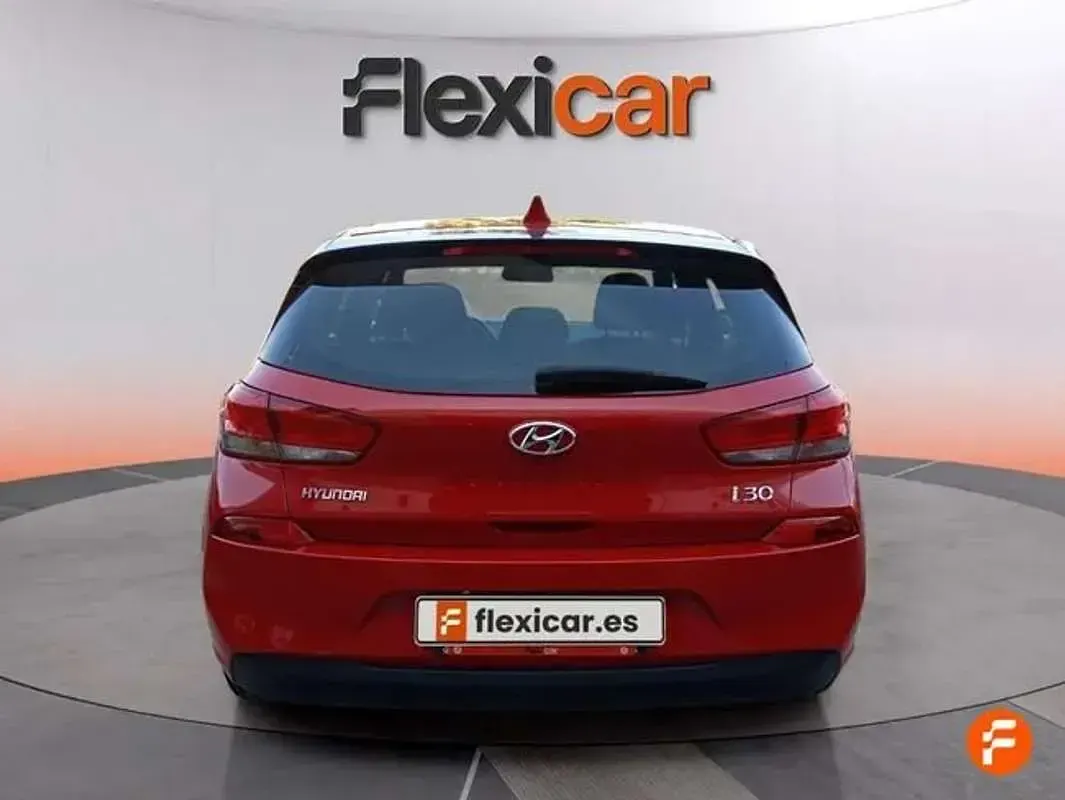 Usado Hyundai i30 110 CV (80 kW) 2018 Rojo Utilitario