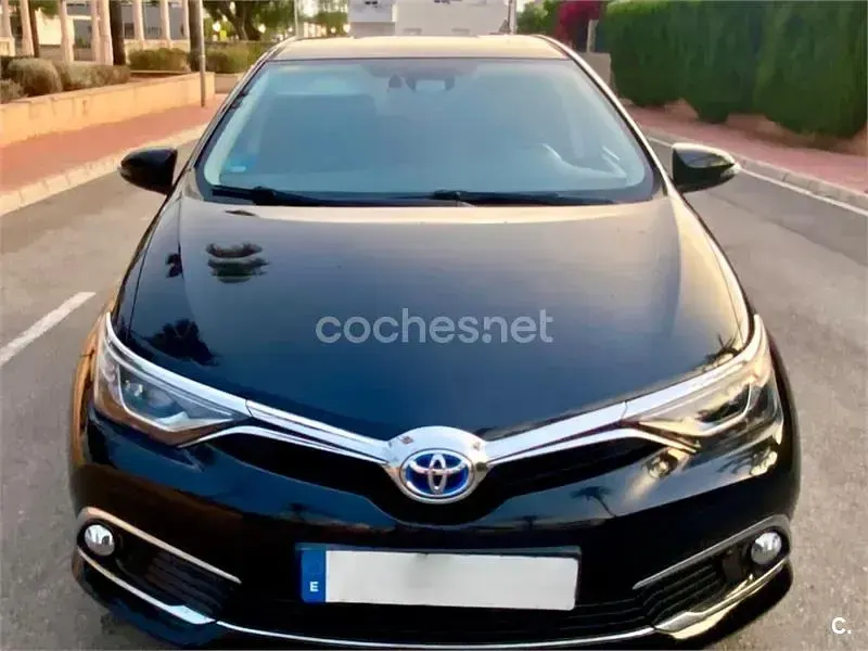 Usado Toyota Auris Hybrid Advance 136 CV (100 kW) 2015 Negro Berlina
