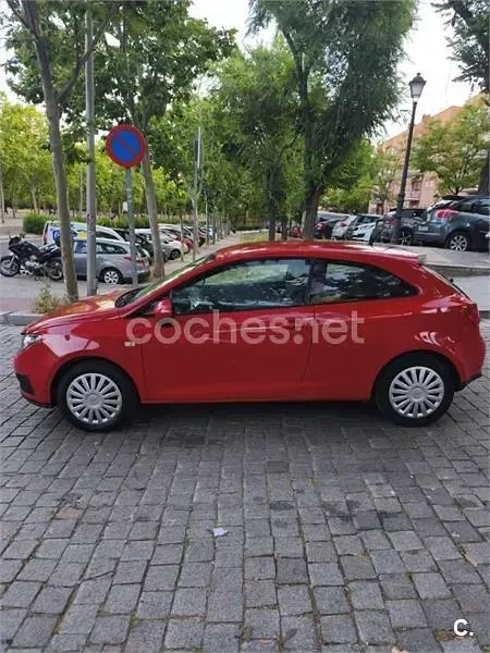Usado Seat Ibiza Reference 80 CV (58 kW) 2009 Rojo Berlina