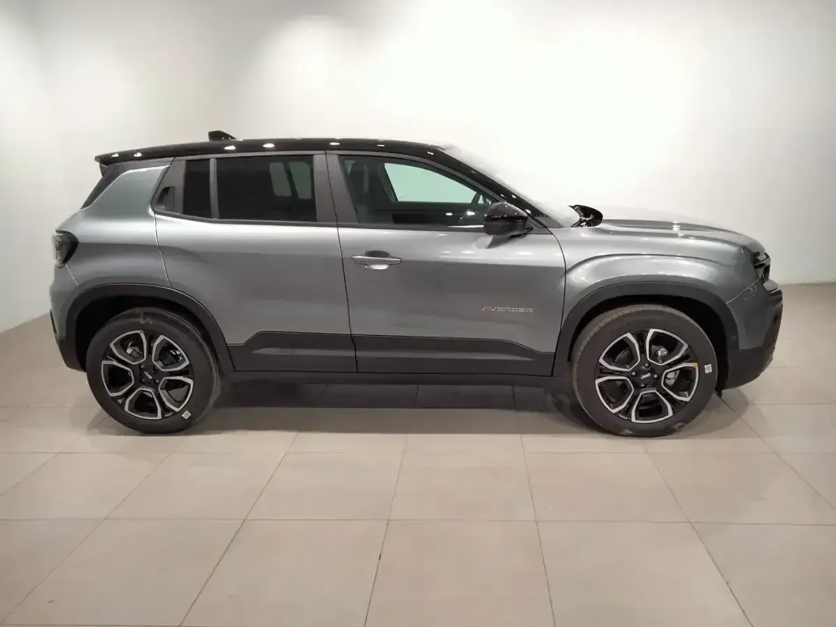 Begagnad Jeep Avenger Summit 100 HK (73 kW) 2024 Grå SUV