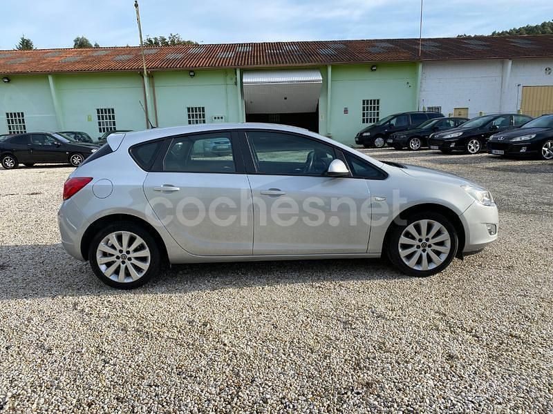 Usado Opel Astra Expression 115 CV (84 kW) 2011 Gris / plata Berlina