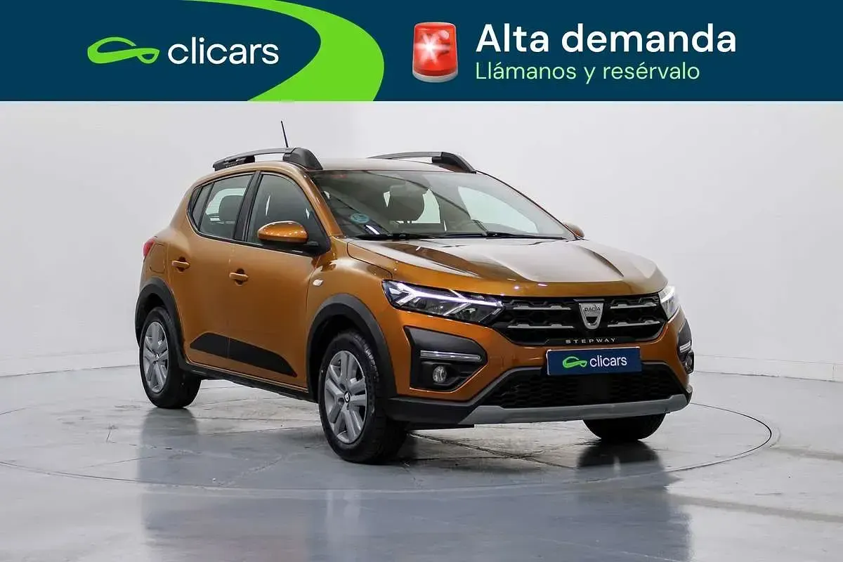 Usado Dacia Sandero Comfort 91 CV (66 kW) 2021 Naranja Utilitario