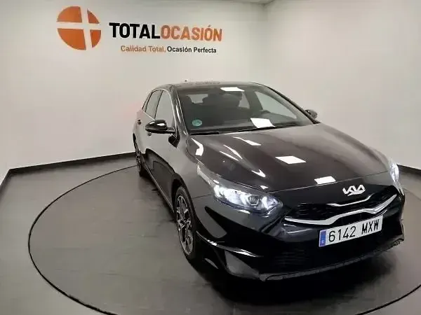 Usado Kia Ceed Style 100 CV (73 kW) 2025 Negro Utilitario