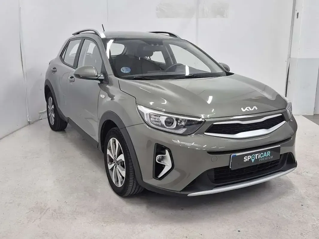 Usado Kia Stonic 101 CV (74 kW) 2022 Gris SUV