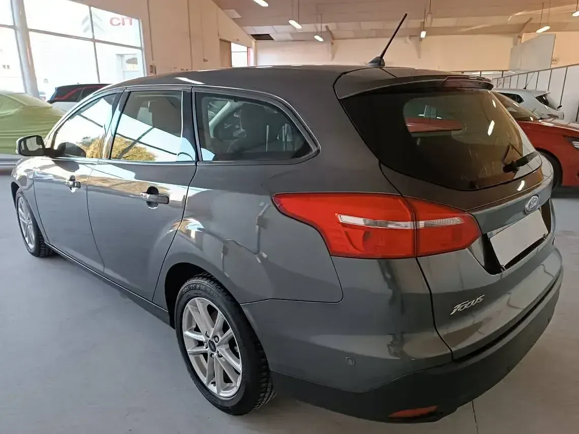 Usado Ford Focus Trend+ 125 CV (91 kW) 2017 Gris Berlina