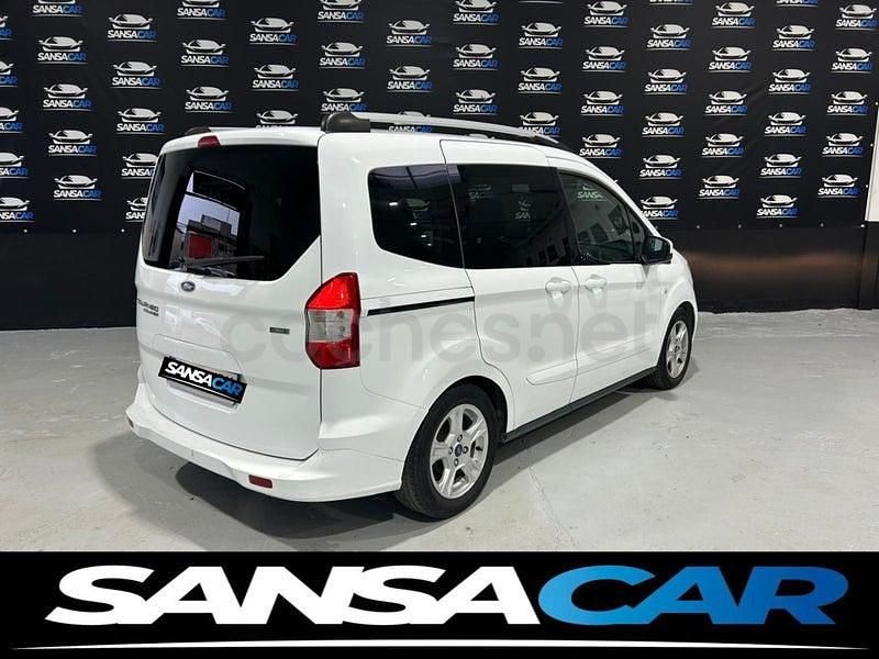 Usado Ford Tourneo Courier Trend 100 CV (73 kW) 2015 Blanco Monovolumen