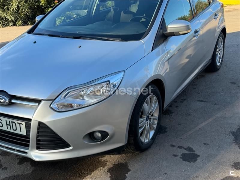 Usado Ford Focus Trend 105 CV (77 kW) 2011 Gris / plata Berlina