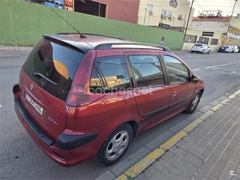 Usado Peugeot 206 70 CV (51 kW) 2003 Rojo Familiar