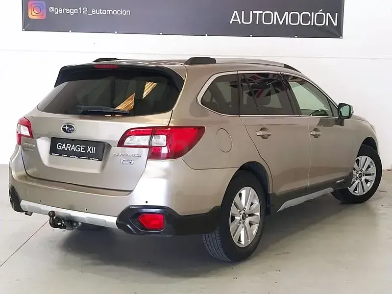 Usado Subaru Outback 150 CV (110 kW) 2016 Gris / plata Familiar