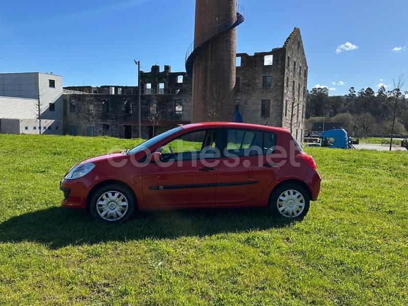 Rojo Usado 2006 Renault Clio II Dynamique Berlina | 6500 € (Caro) - Imagen 1/4