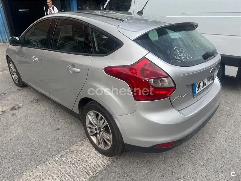 Usado Ford Focus Trend 95 CV (69 kW) 2011 Gris / plata Berlina