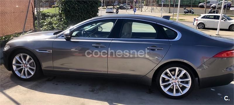 Usado Jaguar XF Prestige 180 CV (132 kW) 2015 Gris / plata Berlina