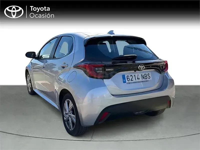 Usado Toyota Yaris Hybrid Active 116 CV (85 kW) 2025 Gris / plata Berlina