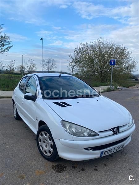Usado Peugeot 206 70 CV (51 kW) 2005 Blanco Berlina