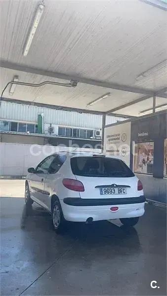 Usado Peugeot 206 60 CV (44 kW) 2001 Blanco Berlina