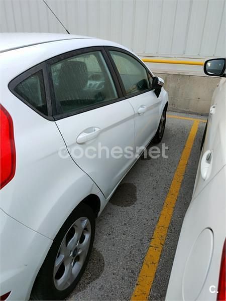 Blanco Usado 2012 Ford Fiesta Titanium Utilitario | 7000 € (Precio justo) - Imagen 1/4