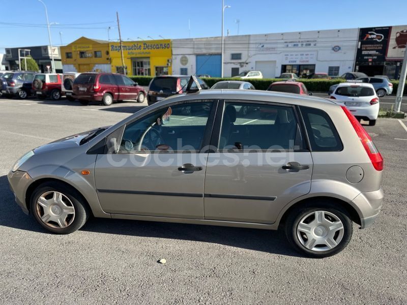 Usado Ford Fiesta Ghia 80 CV (58 kW) 2004 Marrón Utilitario